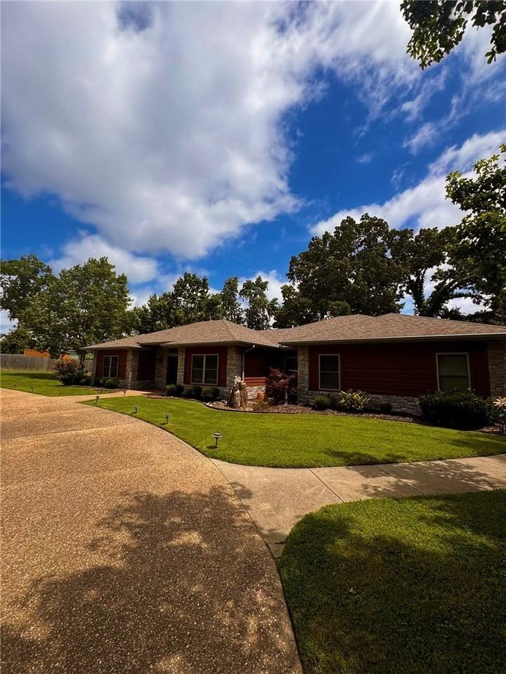 723 Lakeview Dr - Photo 2 of 32