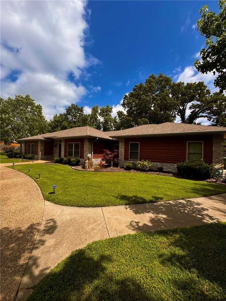 723 Lakeview Dr - Photo 3 of 32