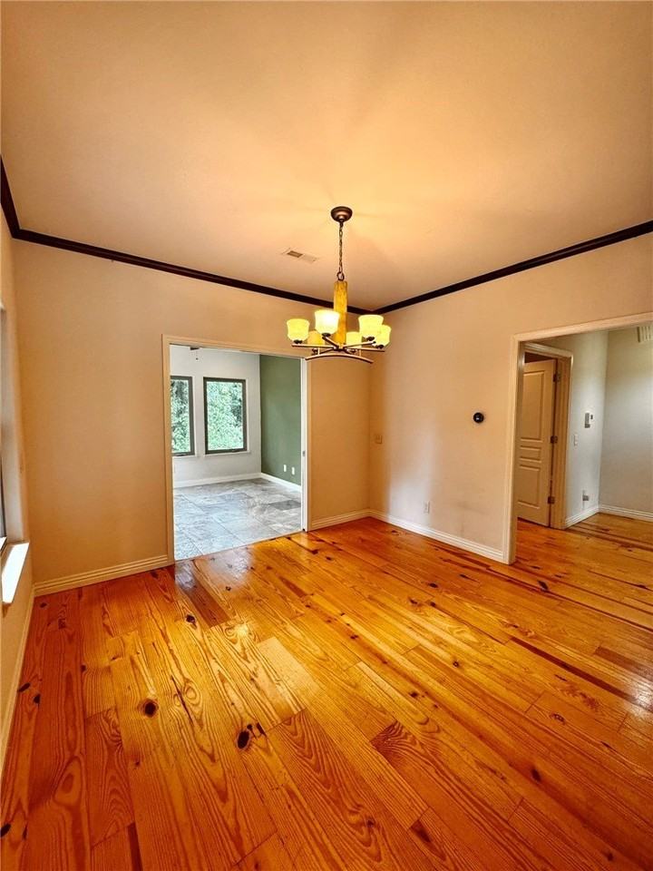 723 Lakeview Dr - Photo 6 of 32
