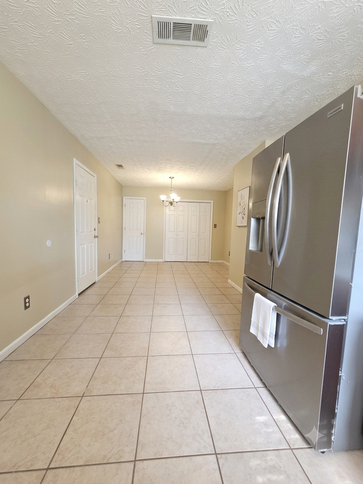 314 Country Club Drive - Photo 5 of 14