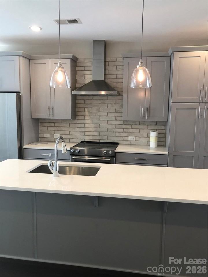 1218 Macomb Pl - Photo 4 of 18
