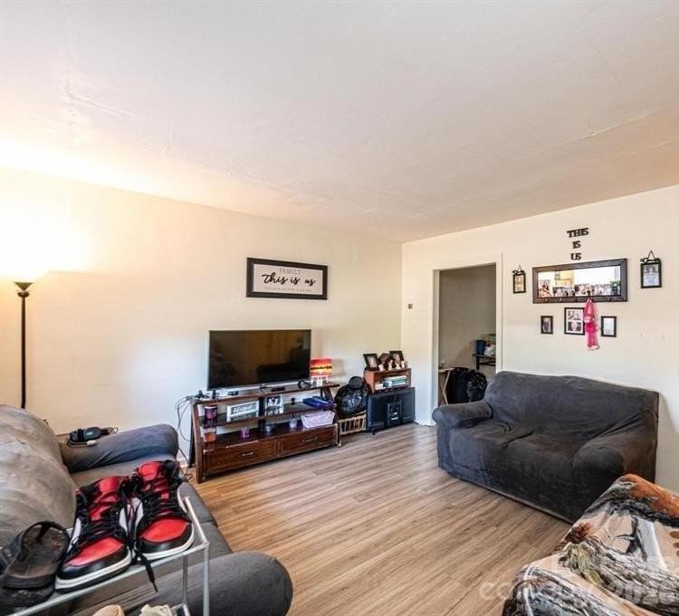 283 15th St Se - Photo 2 of 10