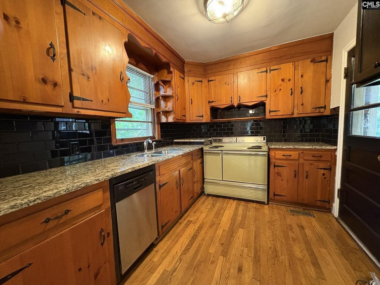 1047 S Holly St - Photo 3 of 25