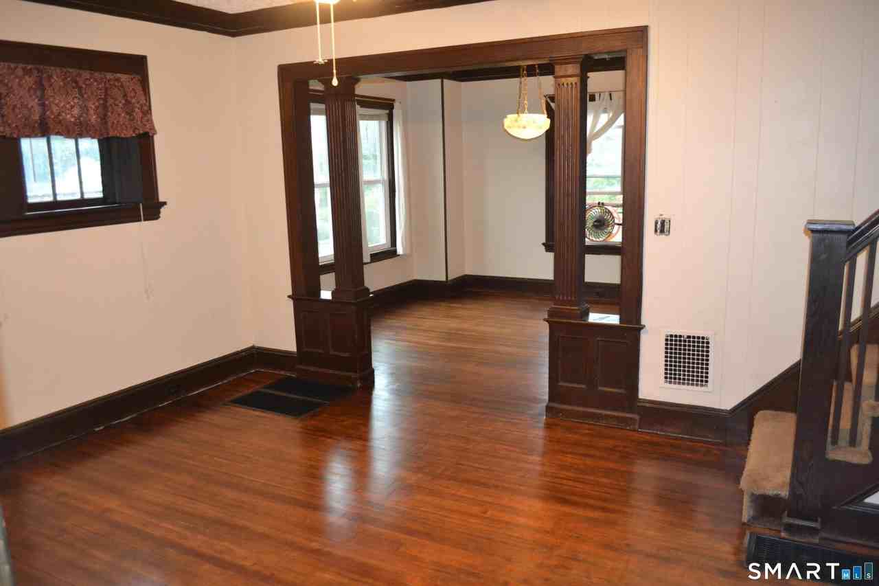 64 Moody Ave - Photo 4 of 18