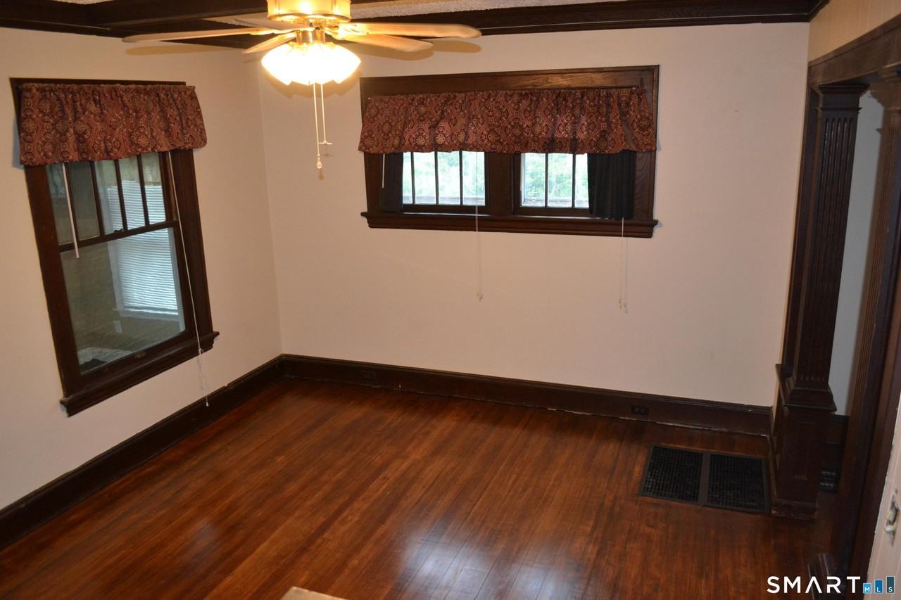 64 Moody Ave - Photo 5 of 18