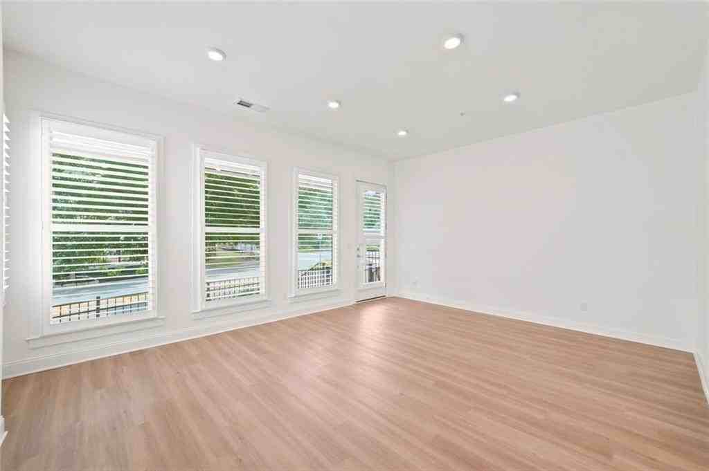 111 Pearl St - Photo 7 of 50