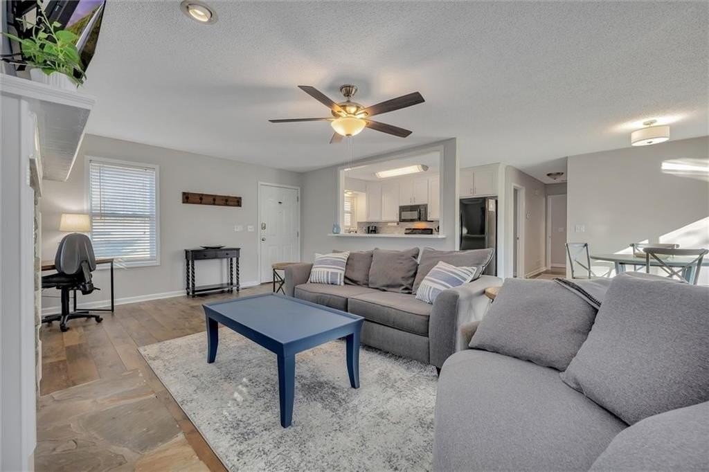 1817A Hardman Ln - Photo 6 of 27
