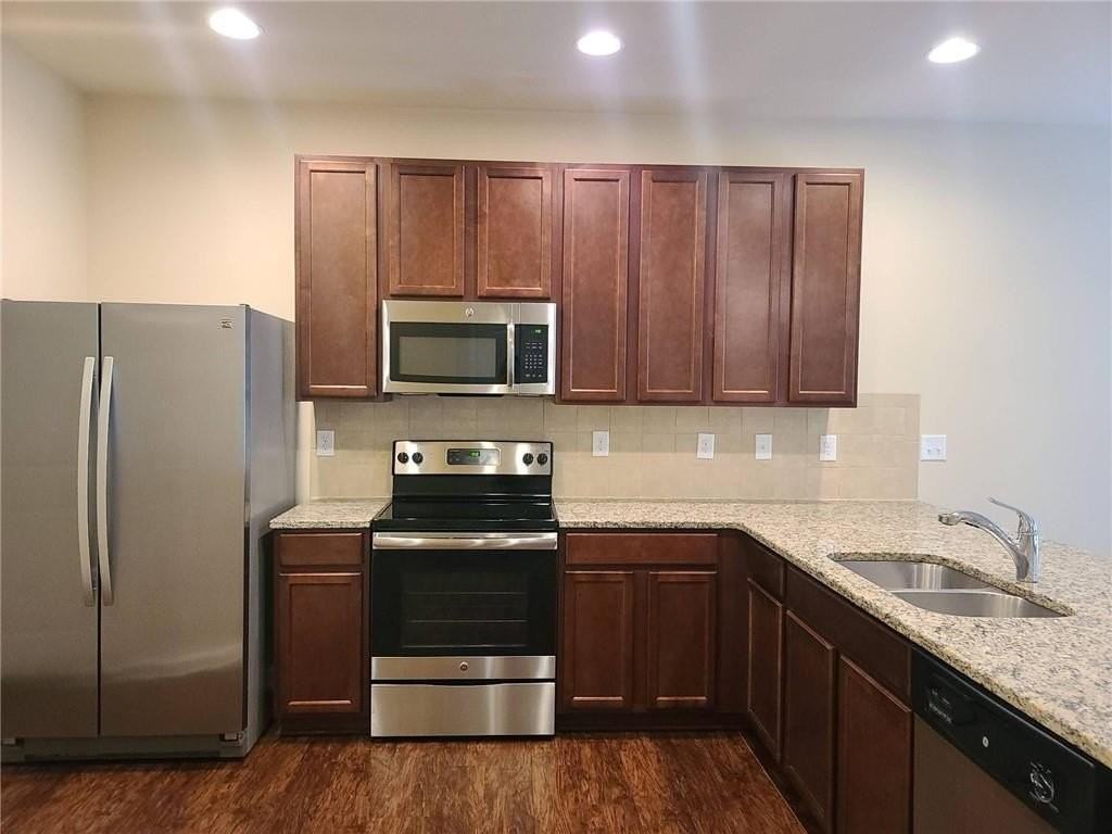 196 Highland Pointe Cir E - Photo 2 of 15