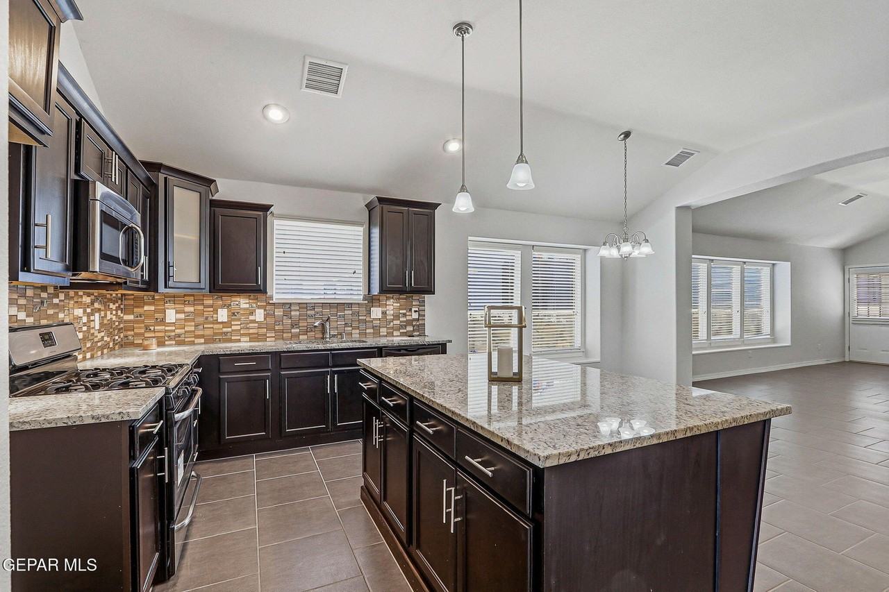 11381 Bullseye St - Photo 7 of 40