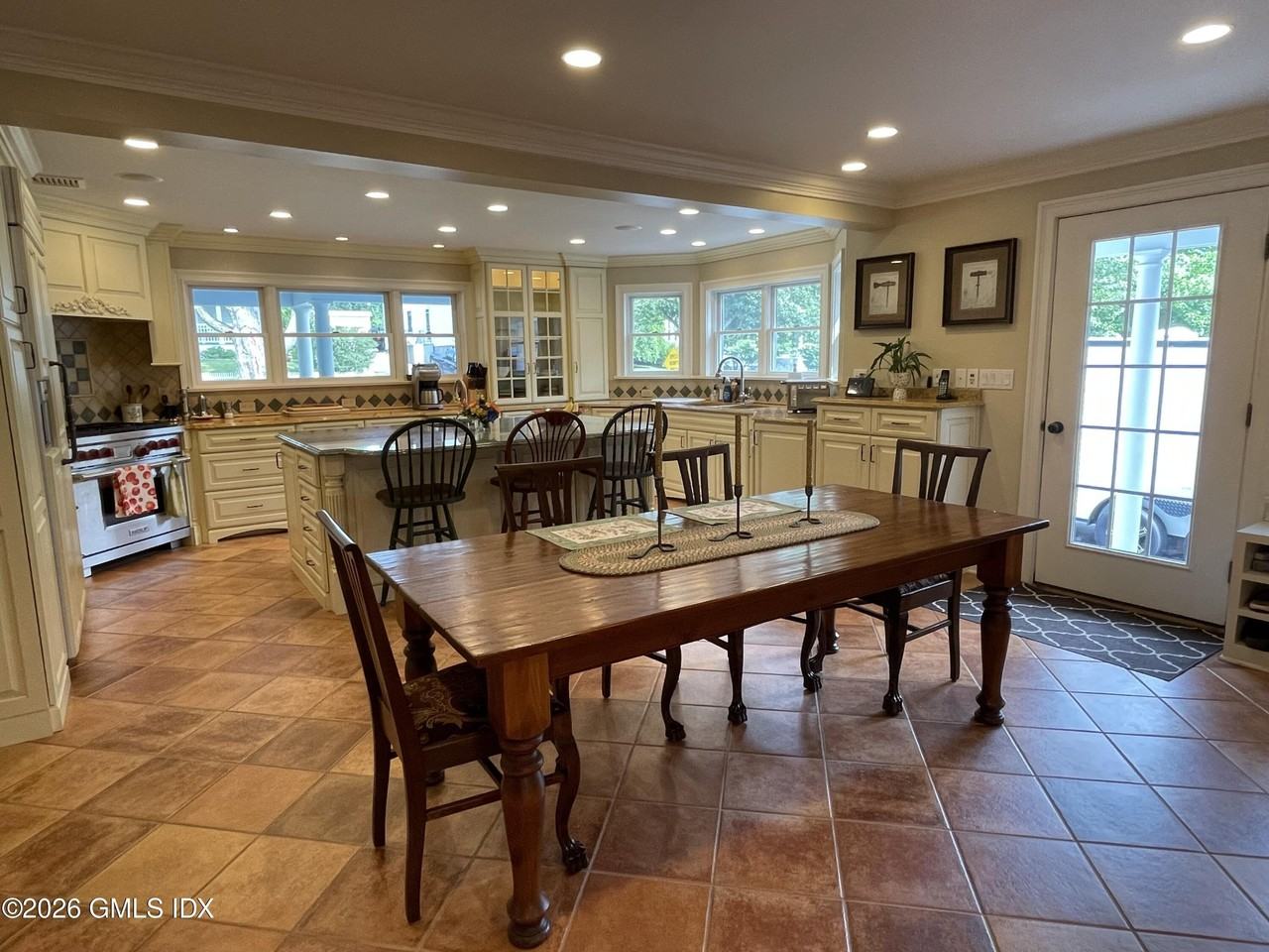 34 Suburban Ave - Photo 4 of 30