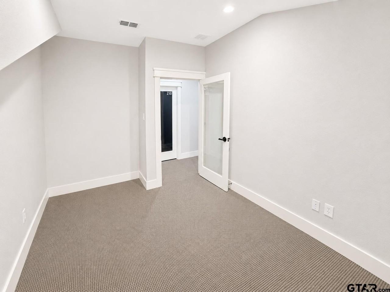 16735 - 211 Gresham Circle - Photo 2 of 8