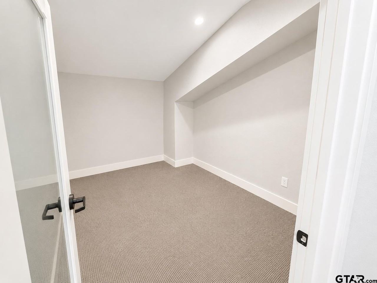 16735 - 211 Gresham Circle - Photo 3 of 8