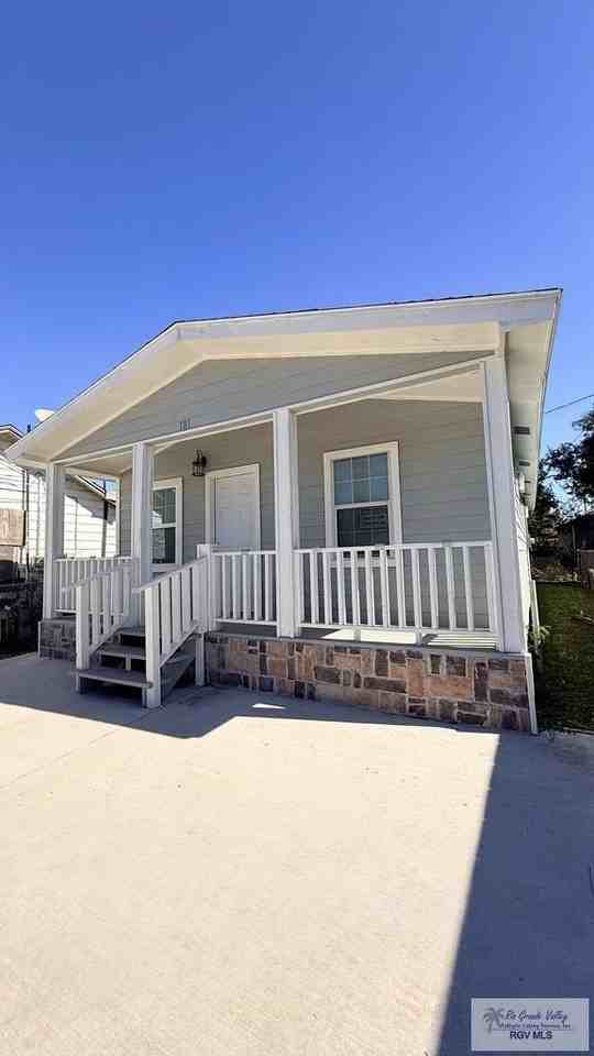 181 Virginia St - Photo 2 of 17