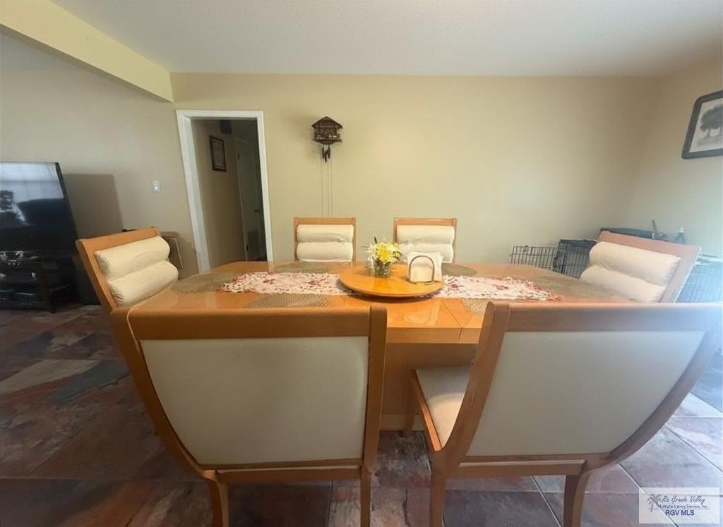 433 Fairwind Dr - Photo 4 of 11