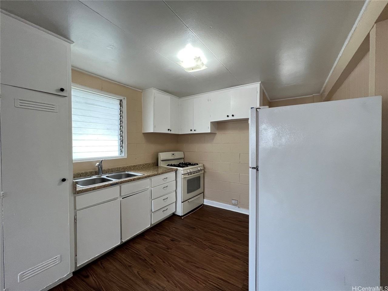 718 Hoawa St #A - Photo 3 of 10
