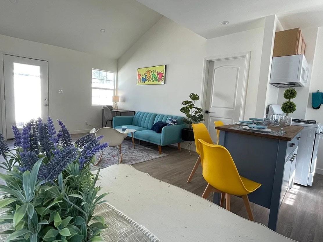 812 Crenshaw Boulevard - Photo 2 of 26