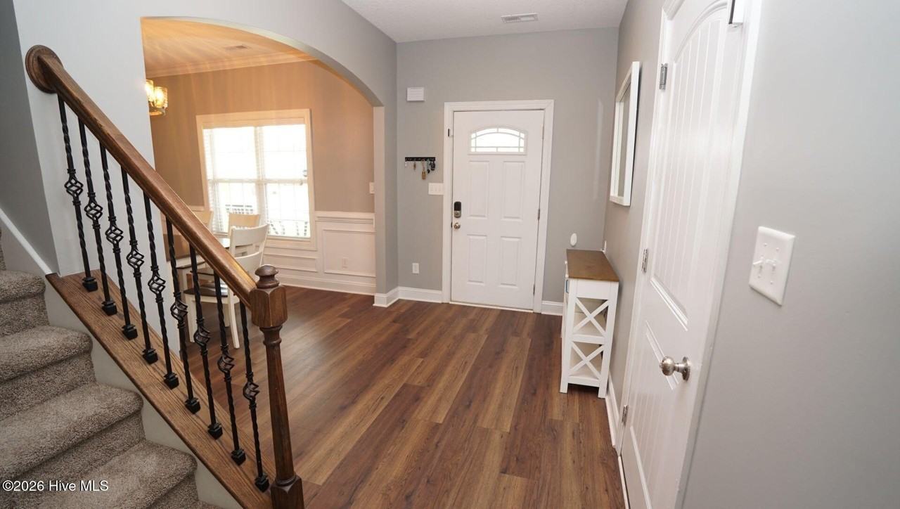 112 S Sea St - Photo 3 of 33
