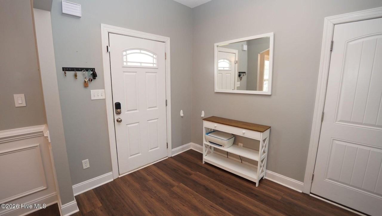 112 S Sea St - Photo 4 of 33