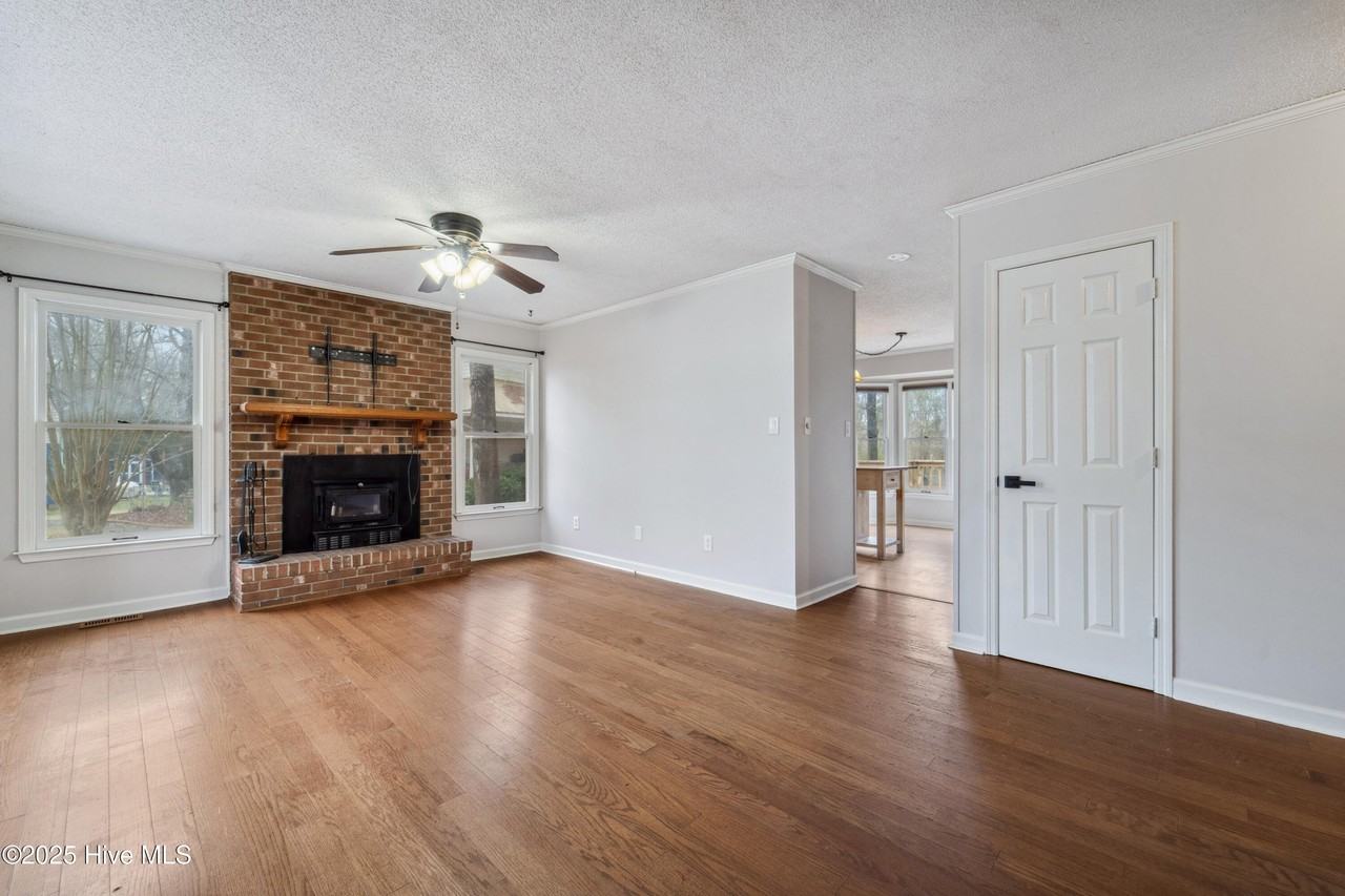406 S Brookside Ct - Photo 3 of 15