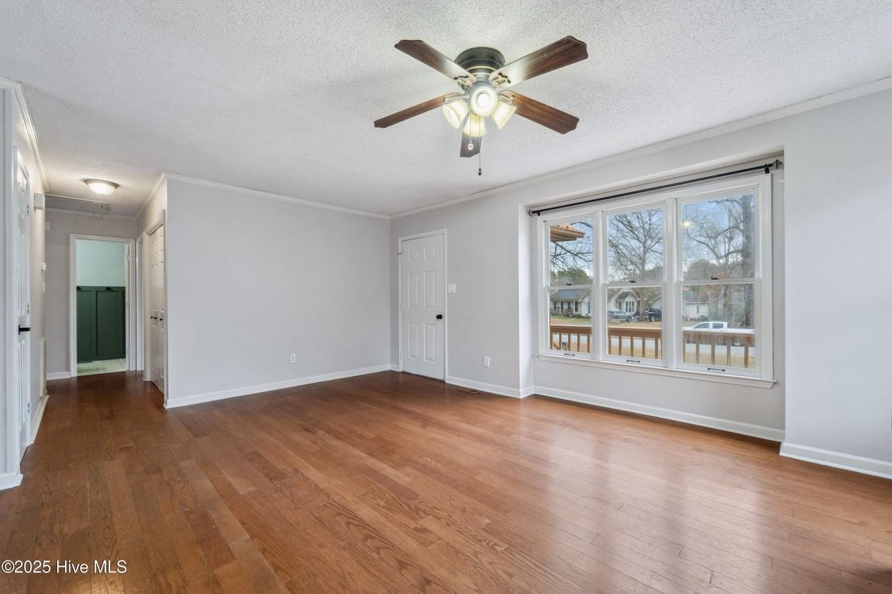 406 S Brookside Ct - Photo 4 of 15