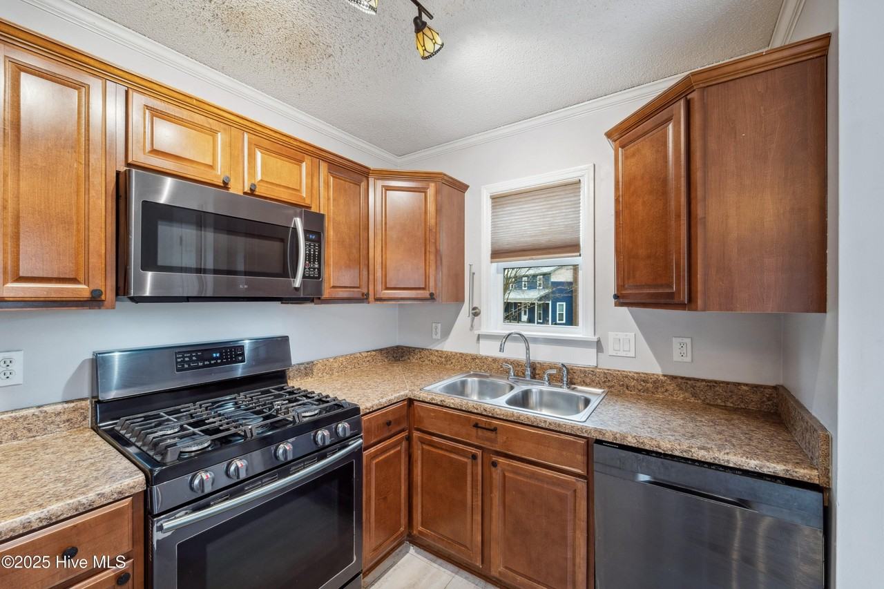 406 S Brookside Ct - Photo 6 of 15
