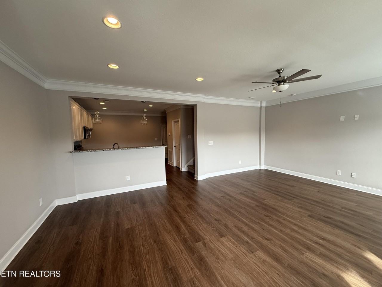 336 Broadberry Ave - Photo 4 of 30
