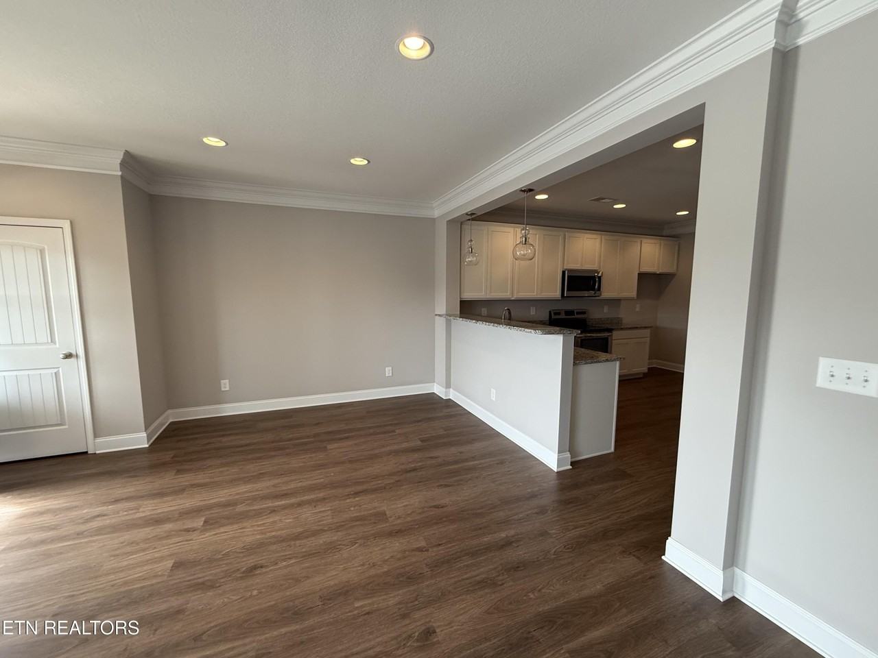 336 Broadberry Ave - Photo 5 of 30