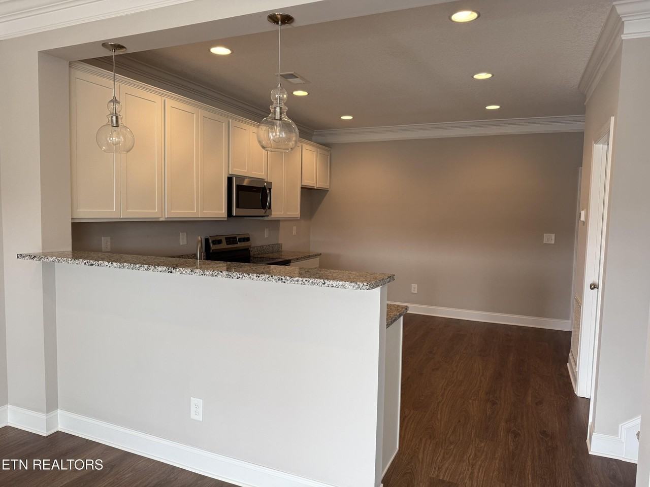 336 Broadberry Ave - Photo 6 of 30
