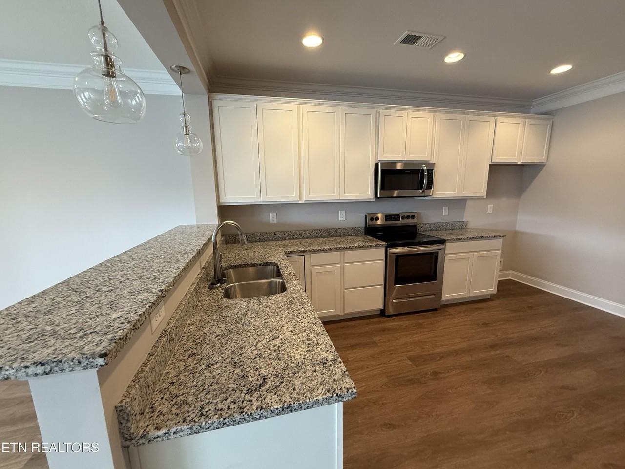 336 Broadberry Ave - Photo 7 of 30