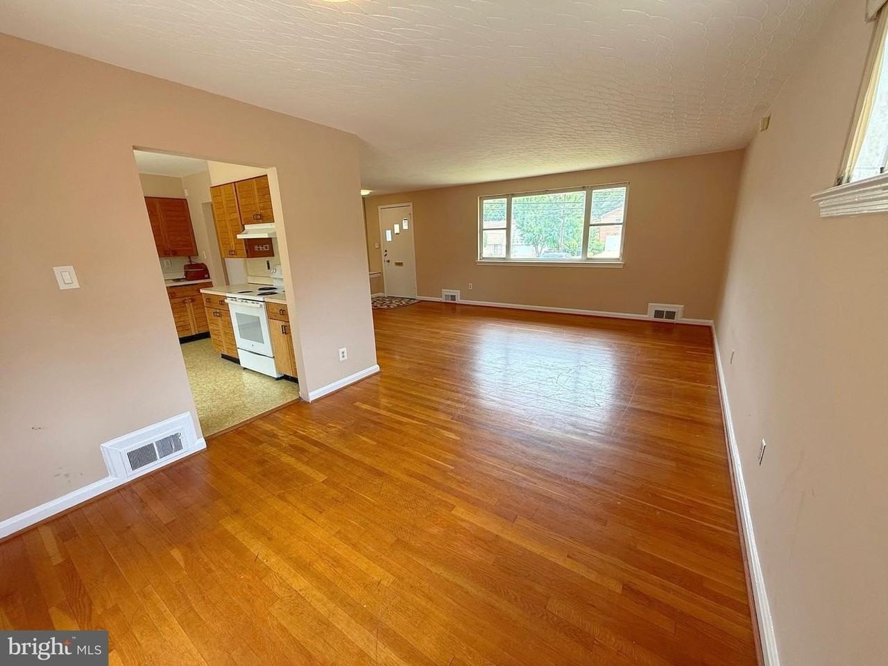7104 Adelphi Rd - Photo 6 of 35