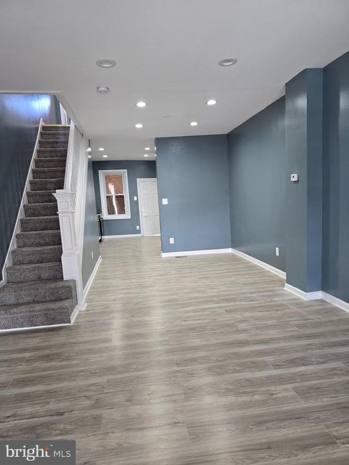 211 Spruce St - Photo 3 of 15