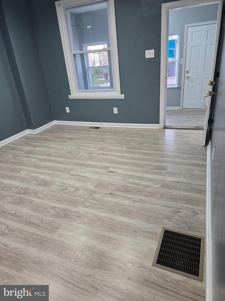 211 Spruce St - Photo 5 of 15