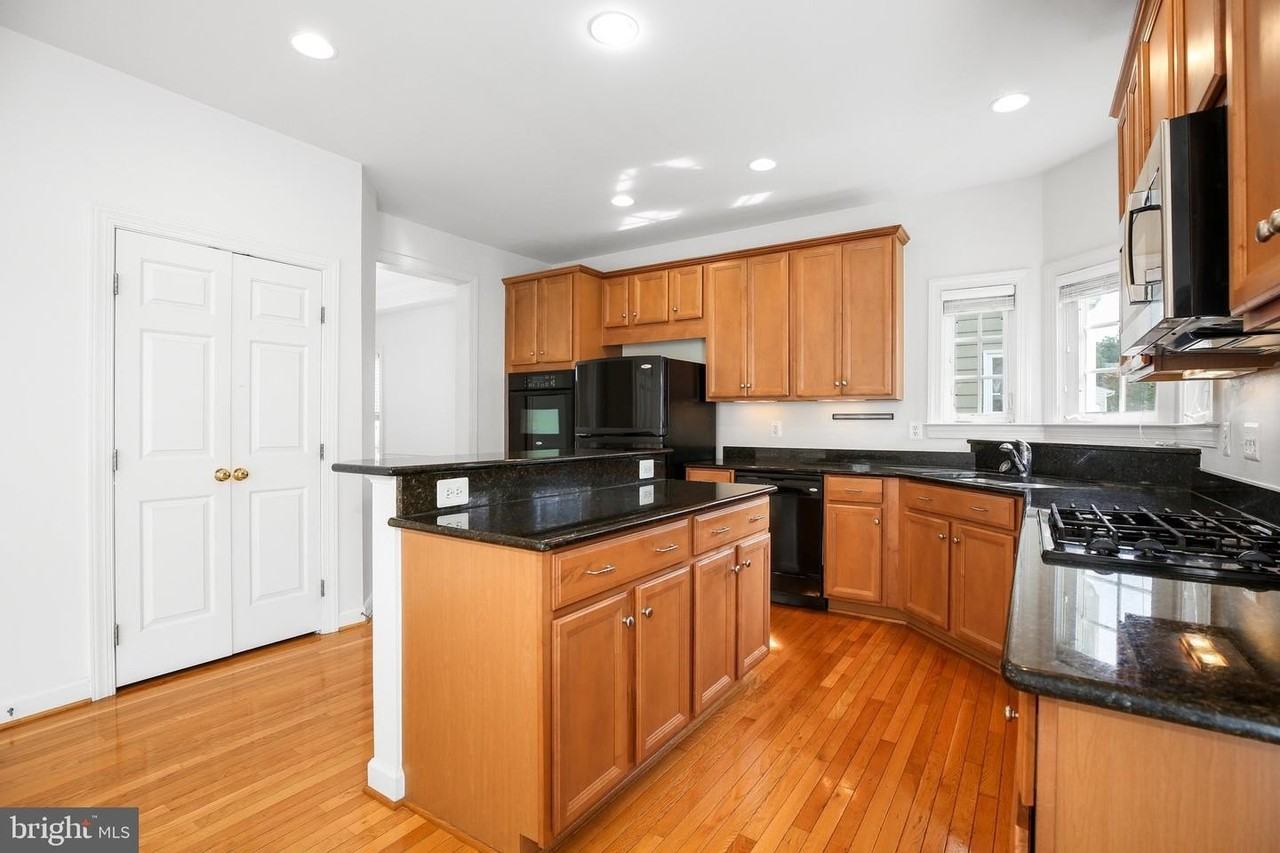 1002 Dorthea Ct - Photo 6 of 39