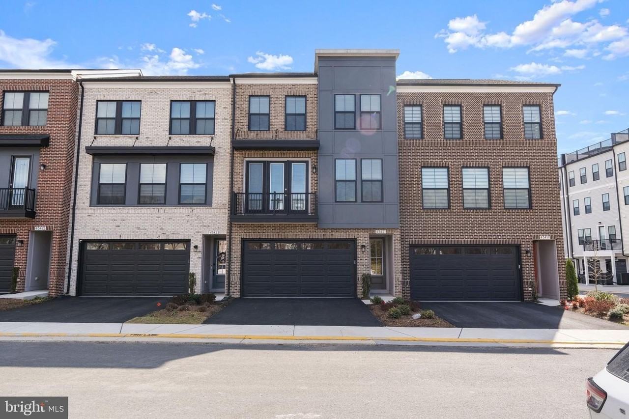 43421 Farringdon Sq - Photo 2 of 46