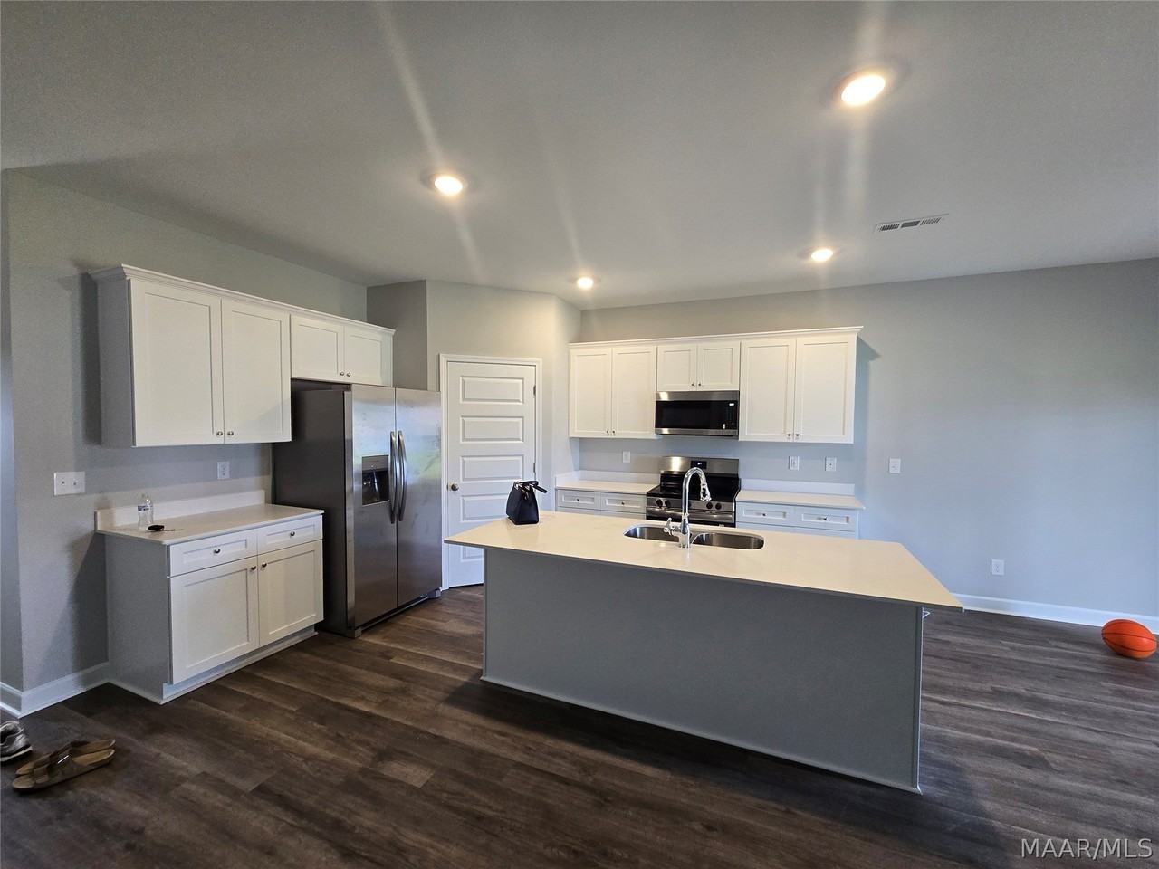 1010 Garden Ln - Photo 3 of 28