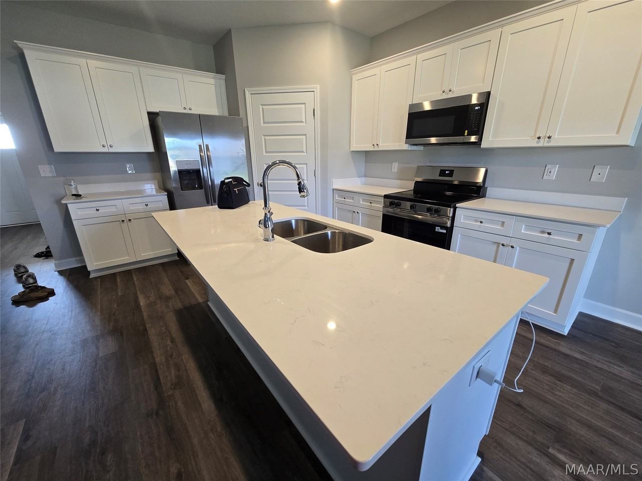 1010 Garden Ln - Photo 4 of 28