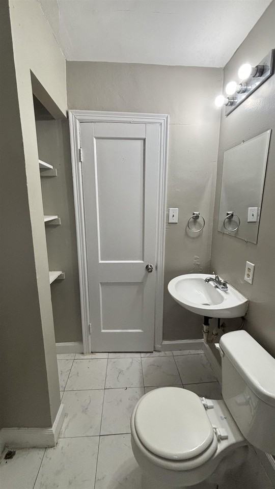 899 Chatwood St - Photo 3 of 11