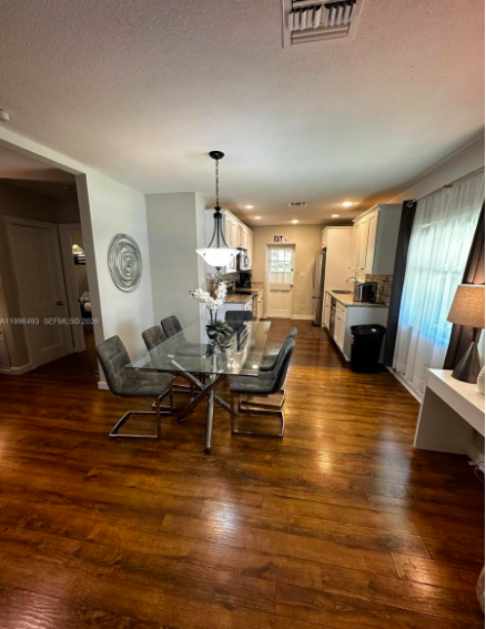 1448 Dewey St - Photo 4 of 8