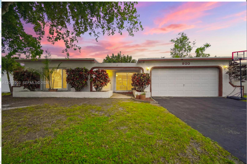 920 Nw 92nd Ave - Photo 3 of 8