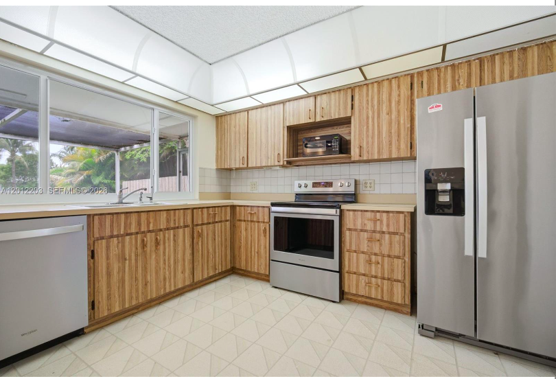 920 Nw 92nd Ave - Photo 4 of 8