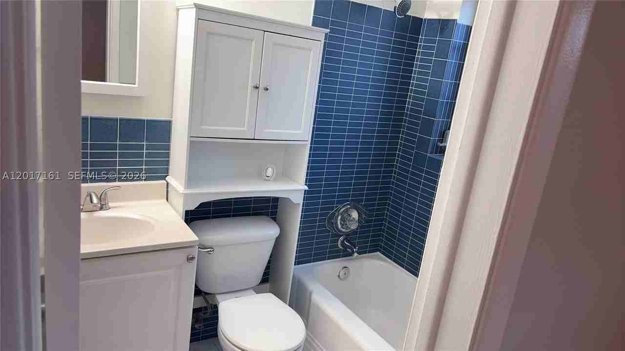 3212 Ne 7th Pl #10 - Photo 5 of 15