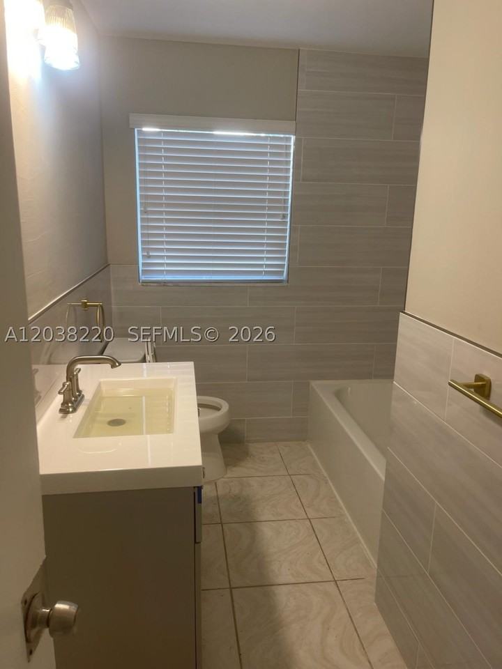 5424 Nw 17th Ct #5424 - Photo 6 of 9