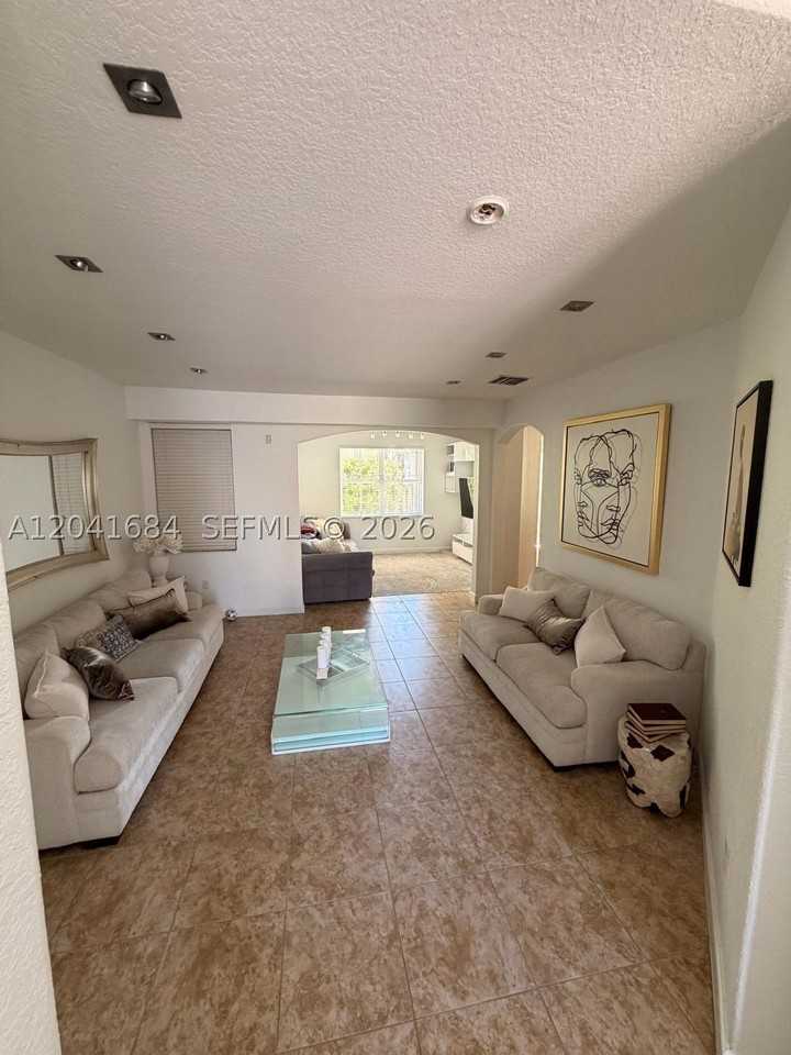 10958 Nw 86th Ter - Photo 3 of 8