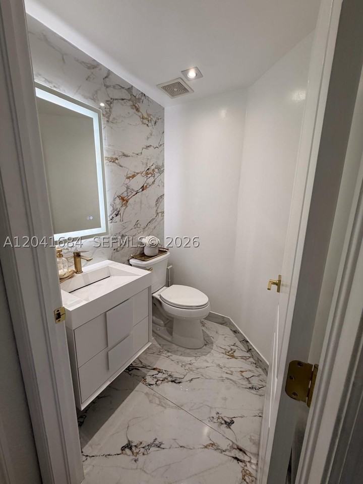 10958 Nw 86th Ter - Photo 4 of 8