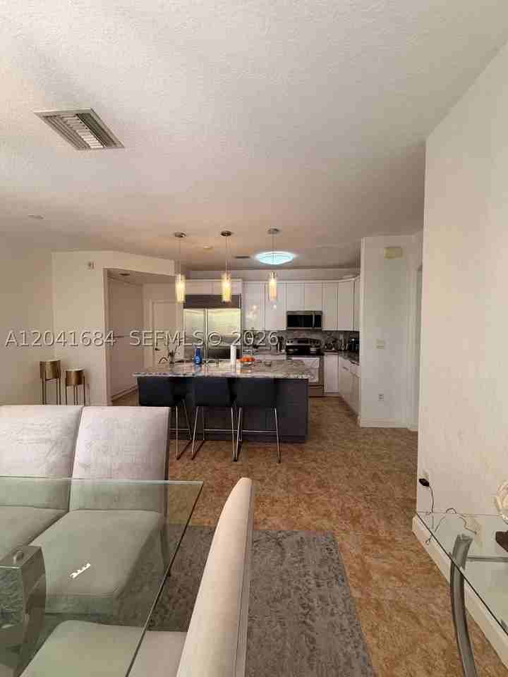 10958 Nw 86th Ter - Photo 7 of 8