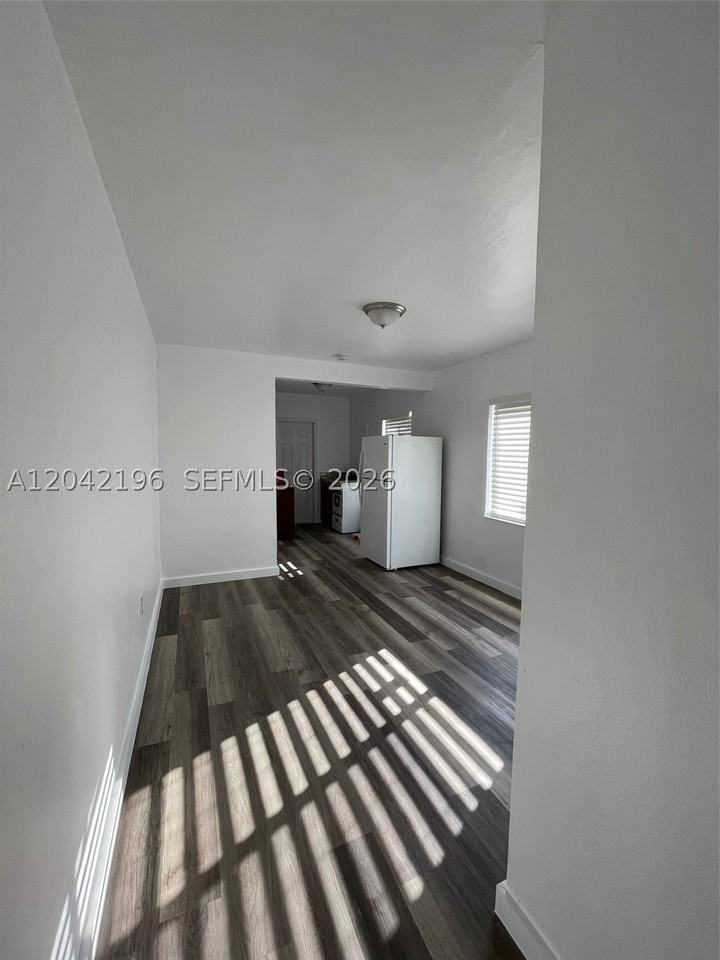 430 Sw 6th Ave #8 - Photo 2 of 7