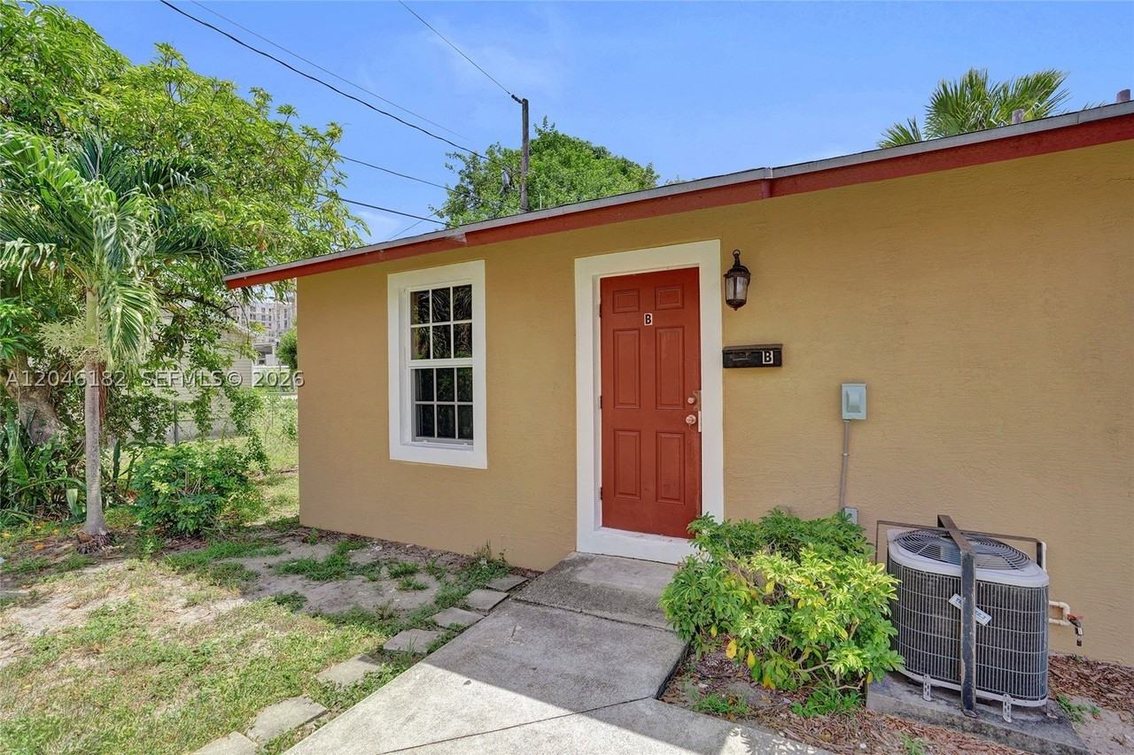 727 22nd St #B - Photo 4 of 18