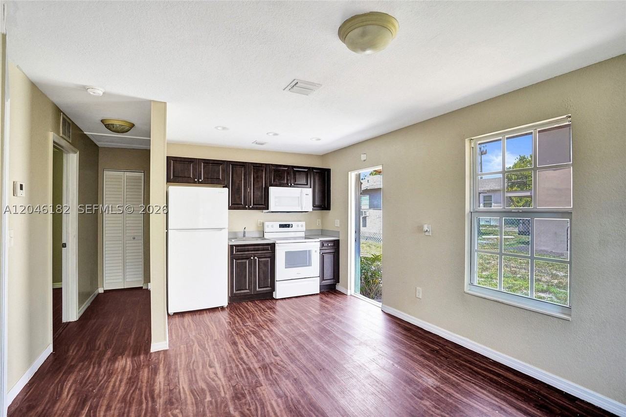 727 22nd St #B - Photo 5 of 18