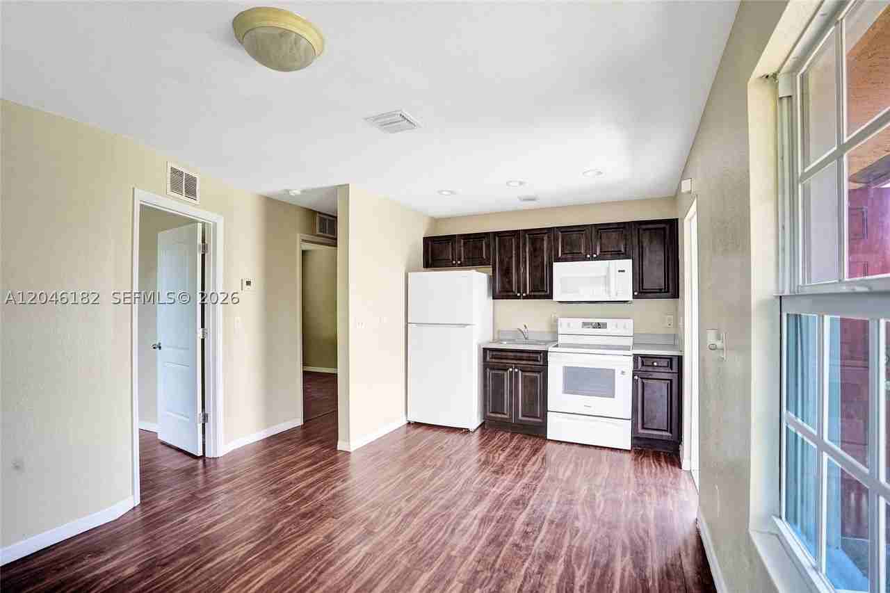 727 22nd St #B - Photo 6 of 18