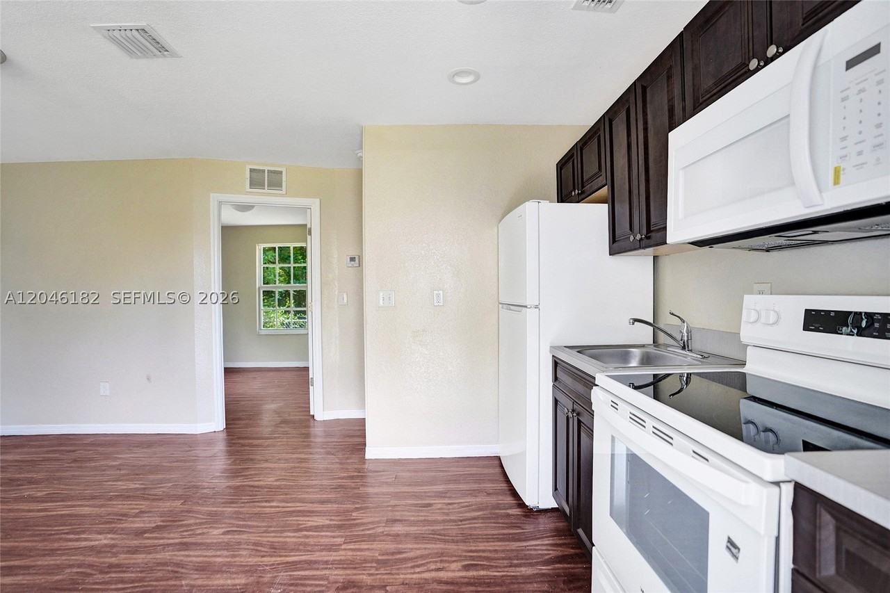 727 22nd St #B - Photo 7 of 18